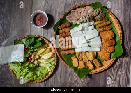 Vietnamesisches Food-Set, Bun dau mam tom, beliebtes Street Food aus Vermicelli mit gekochtem Schweinefleisch, gebratenem Tofu, Garnelenpaste und grünem Gemüse und lem Stockfoto