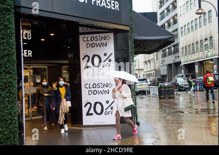 London, Großbritannien. 27th Dez 2021. West End ist an den Montagsferien nach Weihnachten voll. Kredit: JOHNNY ARMSTEAD/Alamy Live Nachrichten Stockfoto