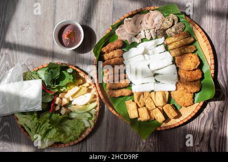 Vietnamesisches Food-Set, Bun dau mam tom, beliebtes Street Food aus Vermicelli mit gekochtem Schweinefleisch, gebratenem Tofu, Garnelenpaste und grünem Gemüse und lem Stockfoto