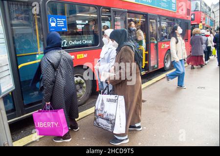 London, Großbritannien. 27th Dez 2021. West End ist an den Montagsferien nach Weihnachten voll. Kredit: JOHNNY ARMSTEAD/Alamy Live Nachrichten Stockfoto