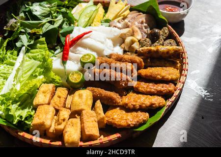 Vietnamesisches Food-Set, Bun dau mam tom, beliebtes Street Food aus Vermicelli mit gekochtem Schweinefleisch, gebratenem Tofu, Garnelenpaste und grünem Gemüse und lem Stockfoto