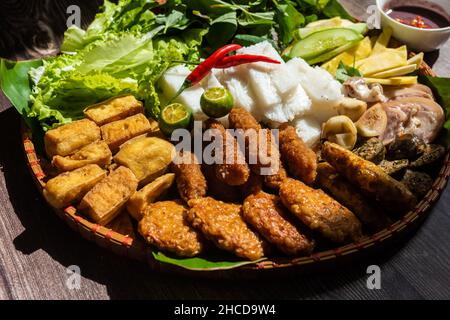 Vietnamesisches Food-Set, Bun dau mam tom, beliebtes Street Food aus Vermicelli mit gekochtem Schweinefleisch, gebratenem Tofu, Garnelenpaste und grünem Gemüse und lem Stockfoto