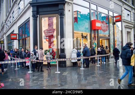 London, Großbritannien. 27th Dez 2021. West End ist an den Montagsferien nach Weihnachten voll. Kredit: JOHNNY ARMSTEAD/Alamy Live Nachrichten Stockfoto