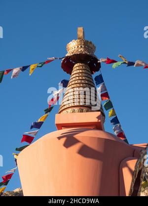 Nahaufnahme der Spitze der Amitabha Stupa und Gebetsfahnen im Amitabha Stupa and Peace Park in Sedona, Arizona Stockfoto