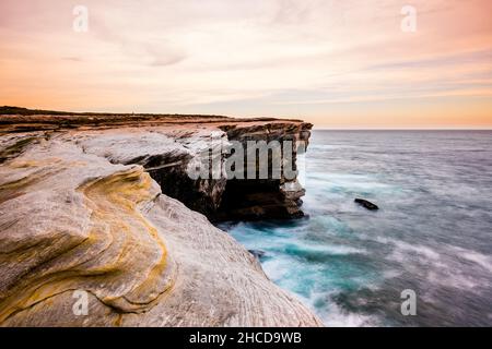 Felsformation entlang der Pazifikküste im Kamay Botany Bay National Park Stockfoto