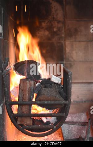 Flammen von einem Holzofenfeuer Stockfoto