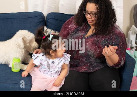 17 Monate altes Kleinkind Mädchen mit Mutter, weinend, aufgeregt Stockfoto