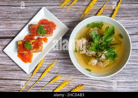 Gehackte Bittermelonensuppe mit köstlichem, kühlem Geschmack wird an heißen Sommertagen definitiv eine äußerst vernünftige Wahl sein. Stockfoto