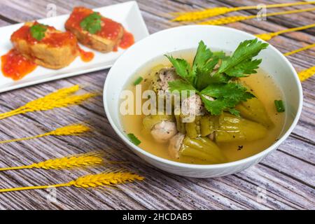 Gehackte Bittermelonensuppe mit köstlichem, kühlem Geschmack wird an heißen Sommertagen definitiv eine äußerst vernünftige Wahl sein. Stockfoto