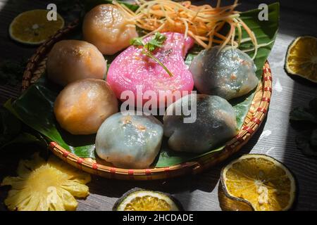 Willow Cake (Banh La Lieu) ist ein vietnamesischer Snack mit Zutaten wie Klebreis, getrocknete Garnelen, Shiitake-Pilze, Papaya-Salat und getaucht Stockfoto