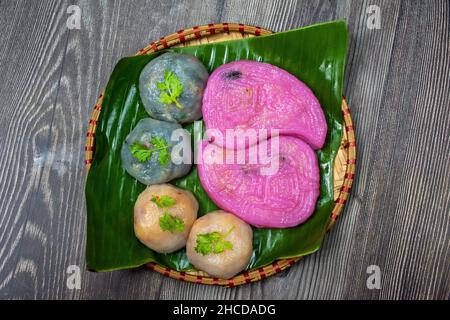 Willow Cake (Banh La Lieu) ist ein vietnamesischer Snack mit Zutaten wie Klebreis, getrocknete Garnelen, Shiitake-Pilze, Papaya-Salat und getaucht Stockfoto