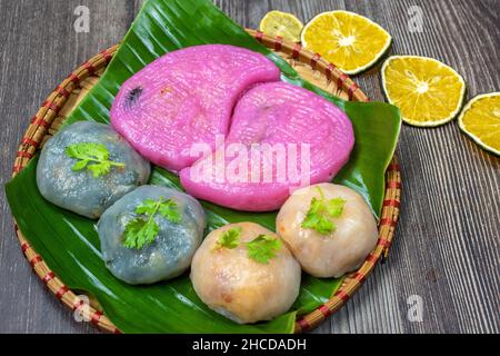 Willow Cake (Banh La Lieu) ist ein vietnamesischer Snack mit Zutaten wie Klebreis, getrocknete Garnelen, Shiitake-Pilze, Papaya-Salat und getaucht Stockfoto