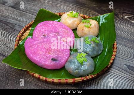 Willow Cake (Banh La Lieu) ist ein vietnamesischer Snack mit Zutaten wie Klebreis, getrocknete Garnelen, Shiitake-Pilze, Papaya-Salat und getaucht Stockfoto