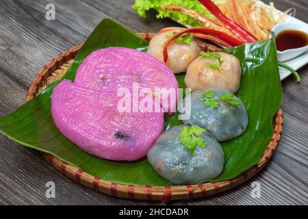 Willow Cake (Banh La Lieu) ist ein vietnamesischer Snack mit Zutaten wie Klebreis, getrocknete Garnelen, Shiitake-Pilze, Papaya-Salat und getaucht Stockfoto