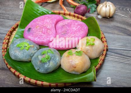 Willow Cake (Banh La Lieu) ist ein vietnamesischer Snack mit Zutaten wie Klebreis, getrocknete Garnelen, Shiitake-Pilze, Papaya-Salat und getaucht Stockfoto