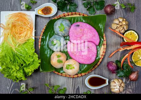 Willow Cake (Banh La Lieu) ist ein vietnamesischer Snack mit Zutaten wie Klebreis, getrocknete Garnelen, Shiitake-Pilze, Papaya-Salat und getaucht Stockfoto