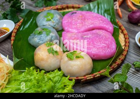 Willow Cake (Banh La Lieu) ist ein vietnamesischer Snack mit Zutaten wie Klebreis, getrocknete Garnelen, Shiitake-Pilze, Papaya-Salat und getaucht Stockfoto