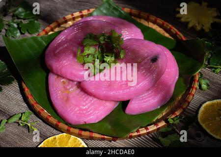 Willow Cake (Banh La Lieu) ist ein vietnamesischer Snack mit Zutaten wie Klebreis, getrocknete Garnelen, Shiitake-Pilze, Papaya-Salat und getaucht Stockfoto