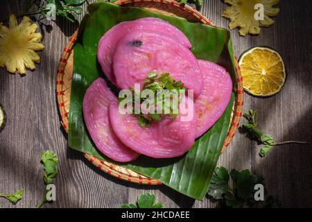 Willow Cake (Banh La Lieu) ist ein vietnamesischer Snack mit Zutaten wie Klebreis, getrocknete Garnelen, Shiitake-Pilze, Papaya-Salat und getaucht Stockfoto