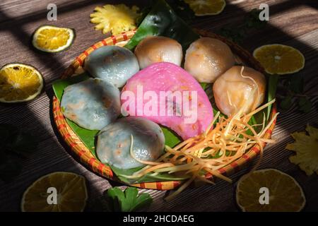 Willow Cake (Banh La Lieu) ist ein vietnamesischer Snack mit Zutaten wie Klebreis, getrocknete Garnelen, Shiitake-Pilze, Papaya-Salat und getaucht Stockfoto