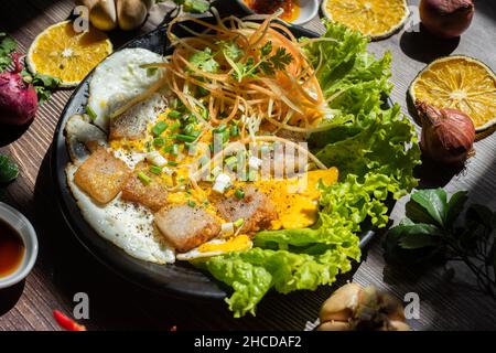 Gebratene Reiskuchen mit getrockneten Garnelen und Kartoffeln sind bei den Chinesen sehr beliebt. Dies ist ein seit langem traditioneller Kuchen der Nation. Stockfoto