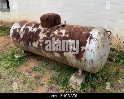 Altes historisches verlassene Gebäude im Land im ländlichen Georgien Stockfoto
