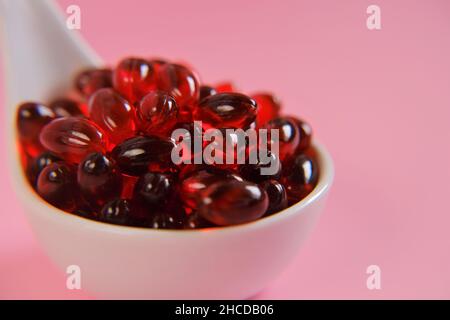 Krillöl Kapseln .Omega-Fettsäuren.natürliche Nahrungsergänzungsmittel und Vitamine. Stockfoto