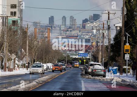 Seattle, Washington, USA. 27th. Dezember 2021. Der Verkehr bewegt sich langsam entlang des Avalon Way in West Seattle, da die gefährlich kalten Temperaturen am Montag, den 27. Dezember 2021, anhalten. Quelle: Paul Christian Gordon/Alamy Live News Stockfoto