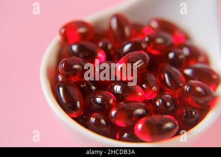 Krillöl. Rote Kapseln mit Krillöl .Omega-Fettsäuren.natürliche Nahrungsergänzungsmittel und Vitamine. Stockfoto