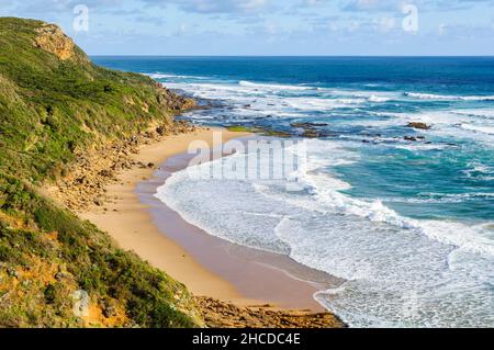 Blick vom Castle Cove Lookout, wo der Great Ocean Walk auf die Great Ocean Road trifft - Glenaire, Victoria, Australien Stockfoto