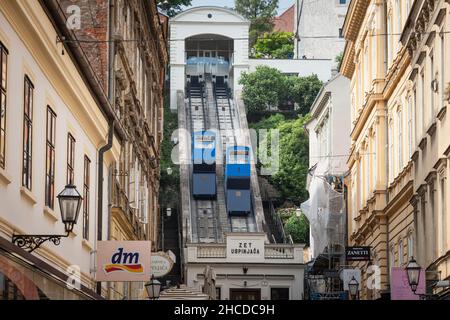 Bild der Zagreb Funicular, oder zagrebacka uspinjaca, im Sommer. Die Seilbahn Zagreb Funicular oder Zagrebačka uspinjača ist die Standseilbahn in Zagreb, Kroatien, Stockfoto