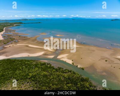 Drohnen-Luftlandschaft von kleinen tropischen Küstengebieten, die durch Ebbe und die Muster im Sand zu einer Insel gemacht wurden Stockfoto