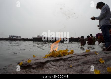 Varanasi, Uttar Pradesh, Indien. 13th Dez 2012. Ein Mann, der in einem nebligen Wintermorgen den Fluss Ganga im Ghat von Varanasi betet (Bildquelle: © Prabhas Roy/Pacific Press via ZUMA Press Wire) Stockfoto