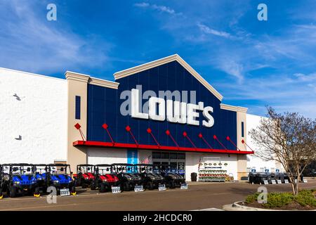 Flowood, MS - 15. Dezember 2021: Lowe's ist eine Einzelhandelskette von Baumärkten Stockfoto