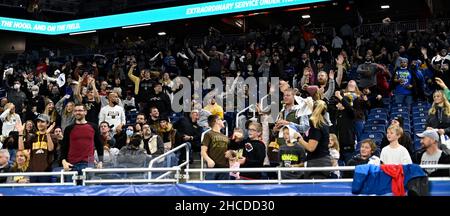 Detroit, Michigan, USA. 27th Dez 2021. Fans während eines Spiels zwischen Nevada und Western Michigan im Ford Field, Detroit, Michigan. WESTERN Michigan gewann das Spiel 52-24 gegen Nevada (Bildquelle: © Scott Hasse/ZUMA Press Wire) Bildquelle: ZUMA Press, Inc./Alamy Live News Stockfoto