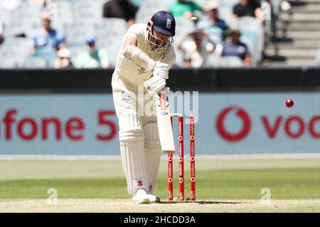 Der englische James Anderson wird von Cameron Green Australia überwältigt und behauptet die Asche am dritten Tag des dritten Ashes-Tests auf dem Melbourne Cricket Ground in Melbourne. Bilddatum: Dienstag, 28. Dezember 2021. Stockfoto