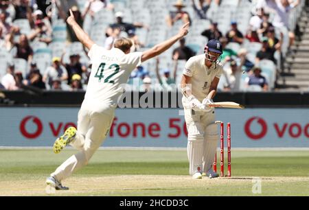 Der englische James Anderson wird von Cameron Green Australia überwältigt und behauptet die Asche am dritten Tag des dritten Ashes-Tests auf dem Melbourne Cricket Ground in Melbourne. Bilddatum: Dienstag, 28. Dezember 2021. Stockfoto