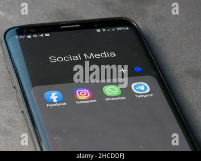 Soziale Medien wie Facebook, WhatsApp, Instagram und Telegram auf dem Smartphone-Bildschirm. Indonesien 28. Dezember 2021. Stockfoto