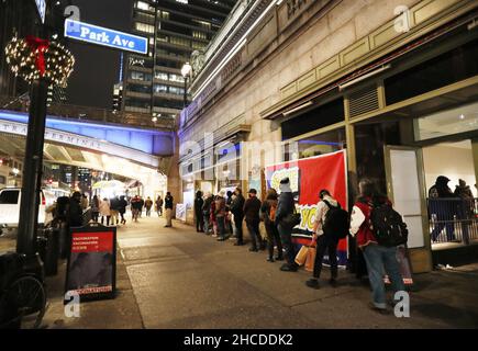 Am Montag, den 27. Dezember 2021, warten Menschen in der Schlange, um am Grand Central Terminal in New York City auf COVID-19 getestet zu werden. New York setzt in der Woche zwischen Weihnachten und Silvester weiterhin Rekorde für positive COVID-Fälle. Foto von John Angelillo/UPI Stockfoto