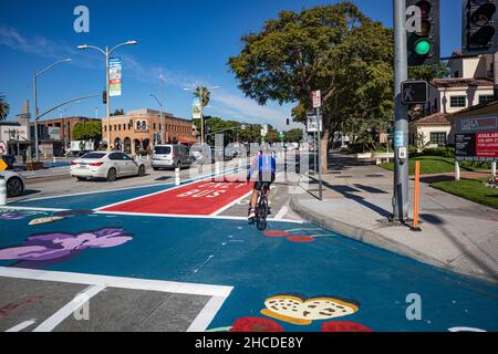 Radfahrer in neuer Fahrradspur. MOVE Culver City ist eine neue Initiative, die Fußgänger-, Verkehrs-, Bus- und Fahrradwege in der Innenstadt von Culver City neu konfiguriert Stockfoto