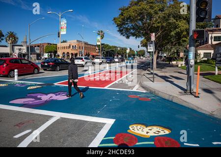 MOVE Culver City ist eine neue Initiative, die Fußgänger-, Verkehrs-, Bus- und Fahrradwege in der Innenstadt von Culver City umgestaltet, um Staus und EM zu reduzieren Stockfoto