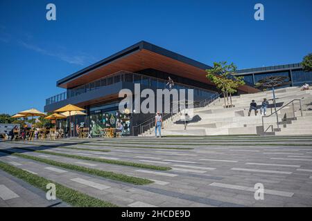 Die Culver Steps sind eine gemischte Nutzung von Einzelhandelsflächen und kreativen Büroflächen für die Amazon Studios mit einem 40.000 Quadratmeter großen öffentlichen platz. Culver City, Los Angele Stockfoto