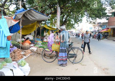 Der bunte Markt an der Hauptstraße in Kuppam, Andhra Pradesh, Indien. Stockfoto