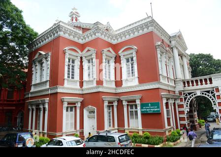 Das ikonische rote Gerichtsgebäude an der M. G. Rd in Bangalore, Indien. Stockfoto