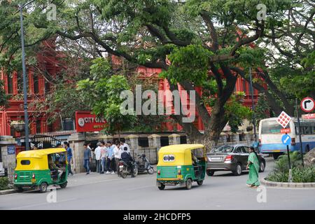 Das ikonische rote Gerichtsgebäude an der M. G. Rd in Bangalore, Indien. Stockfoto