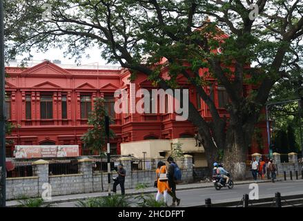 Das ikonische rote Gerichtsgebäude an der M. G. Rd in Bangalore, Indien. Stockfoto