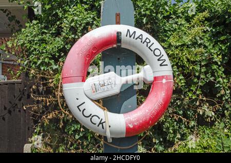 Marlow, Großbritannien - 19. Juli 2021: Rettungsring und Rettungsleine in Marlow Lock, Buckinghamshire an einem sonnigen Sommernachmittag. Stockfoto