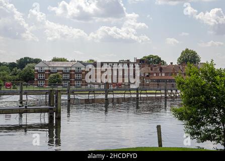Marlow, Großbritannien - 19. Juli 2021: Blick über die Themse und Blick auf das Compleat Angler Hotel in Marlow, Buckinghamshire, an einem sonnigen Sommertag Stockfoto