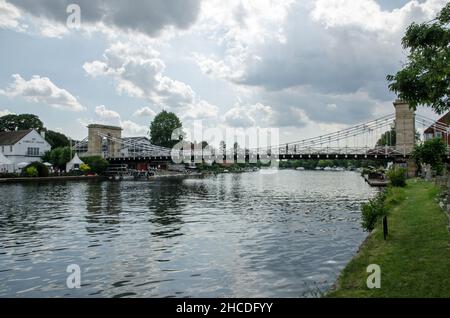 Marlow, Großbritannien - 19. Juli 2021: Die Landmarke Hängebrücke über die Themse in Marlow, Buckinghamshire an einem sonnigen Sommernachmittag. Complea Stockfoto
