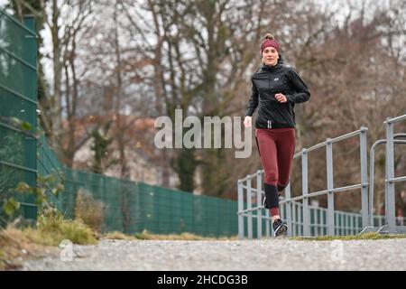 Lindau Am Bodenseee, Deutschland. 16th Dez 2021. Die Athletin Valeria kleiner joggt am Ufer des Bodensees. Kleiner spielte in der DFB-Auswahl, gewann Titel, spielte in der Frauen-Fußball-Bundesliga. Verletzungen verursachten eine Veränderung. Jetzt tritt sie als Triathletin an. (Zu 'Triathlon nach dem Fußball: Faszination und Härten einer professionellen Karriere von 2nd') Quelle: Felix Kästle/dpa/Alamy Live News Stockfoto